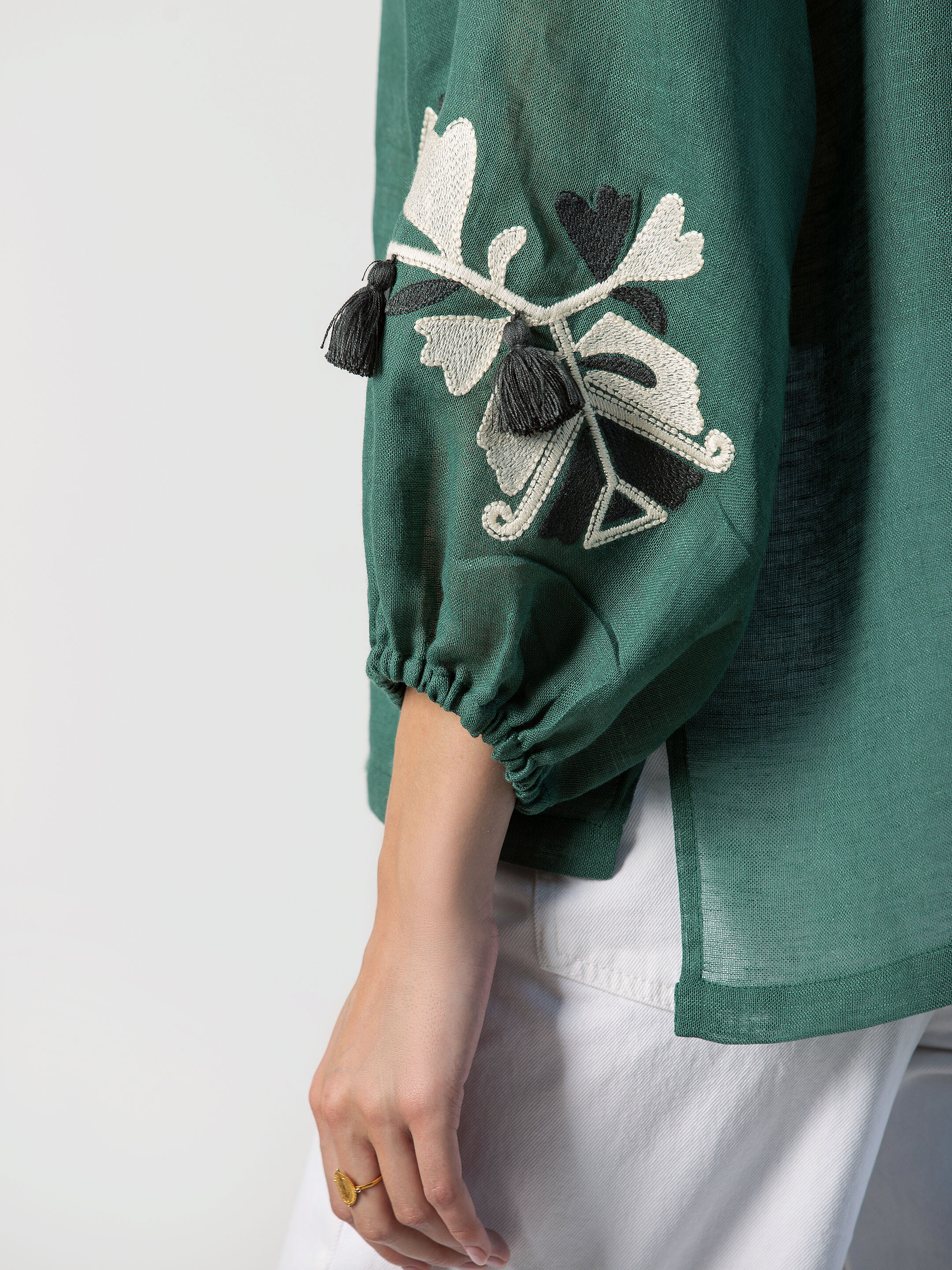 Легка блузка з орнаментом з льону «Green Daisy» недорого