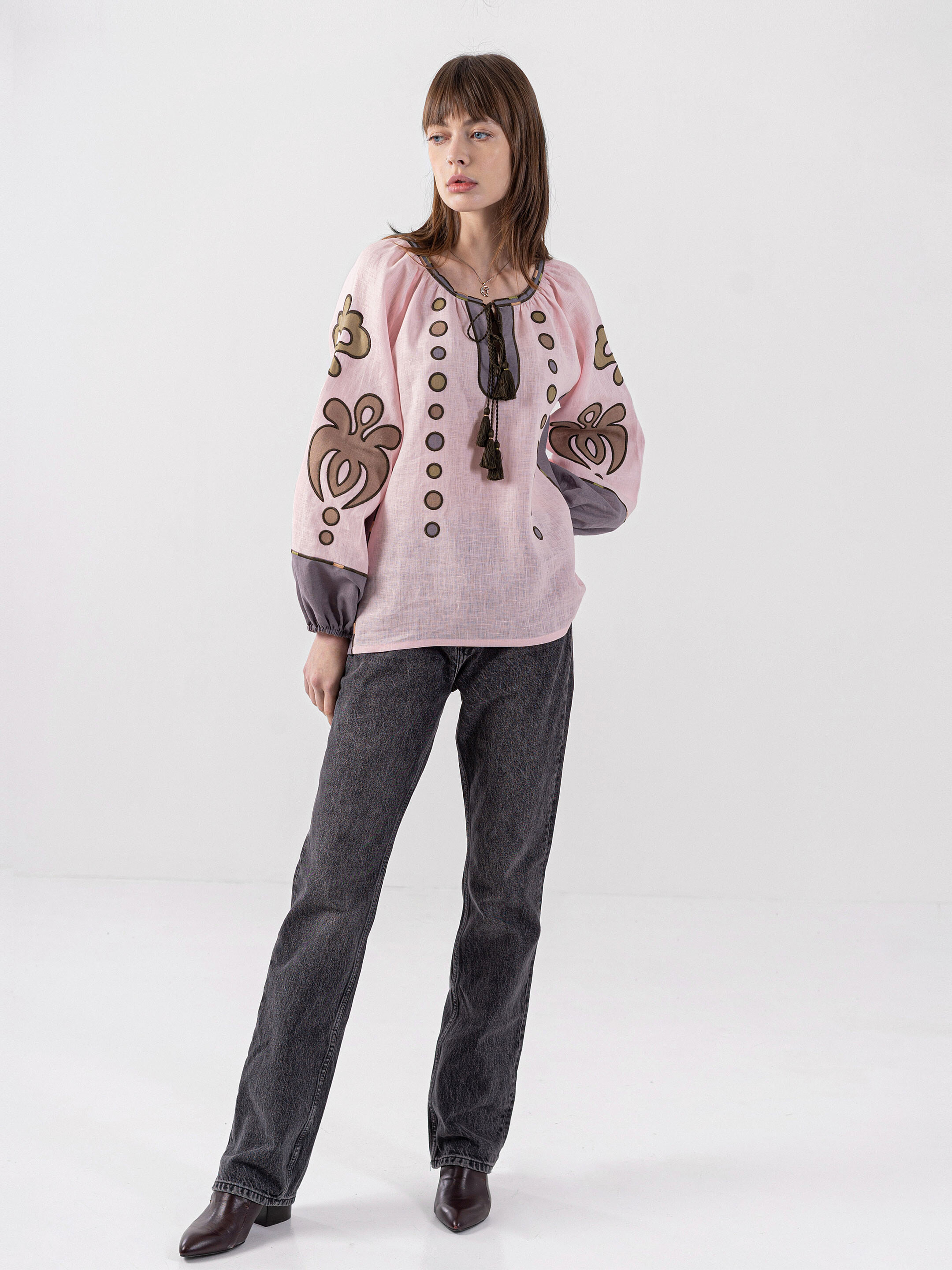 Блідо-рожева лляна вишиванка з аплікацією «Meduza» в Україні