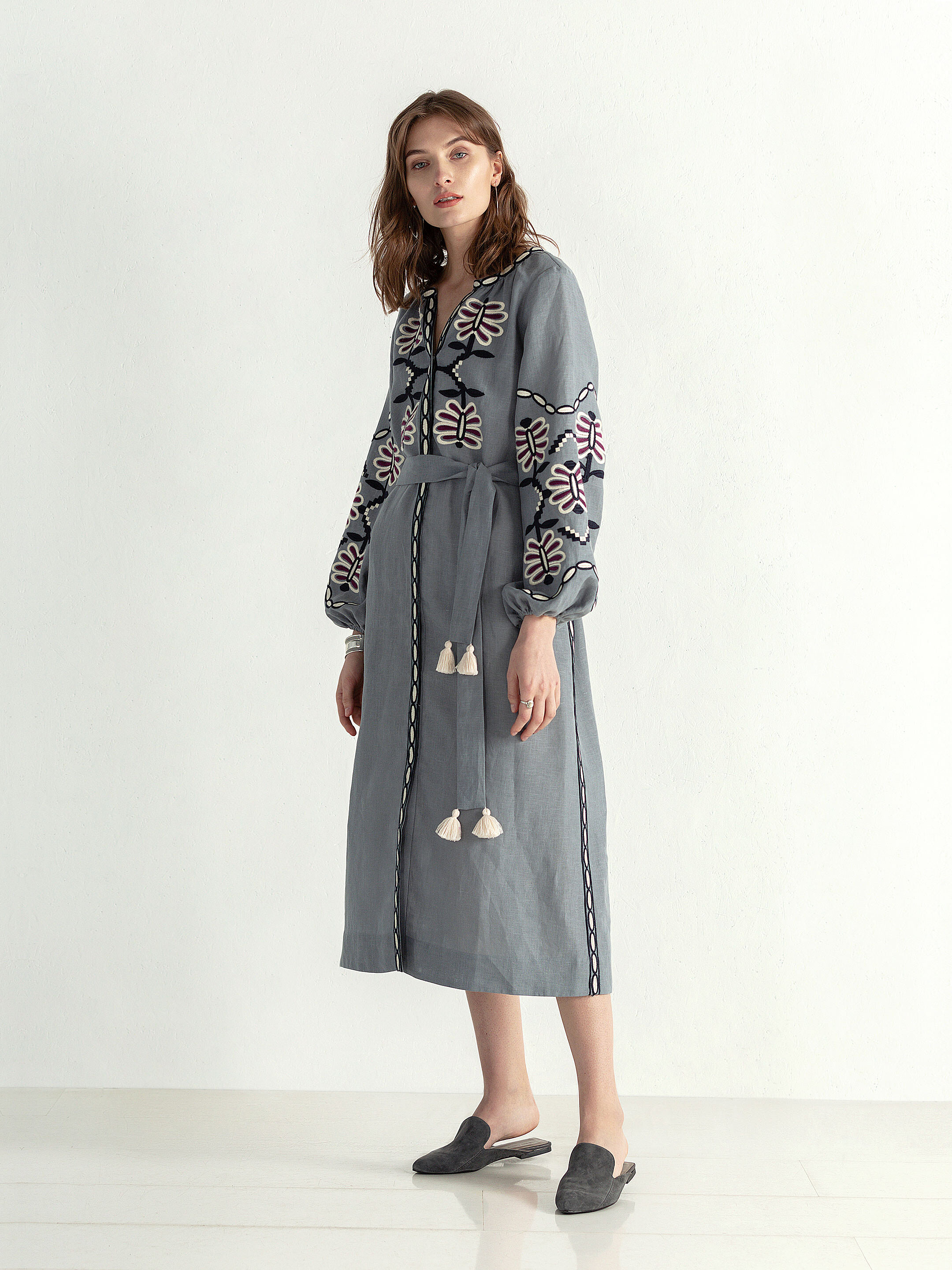 Лляна міді сукня з вишивкою «Butterfly Dress» примірка