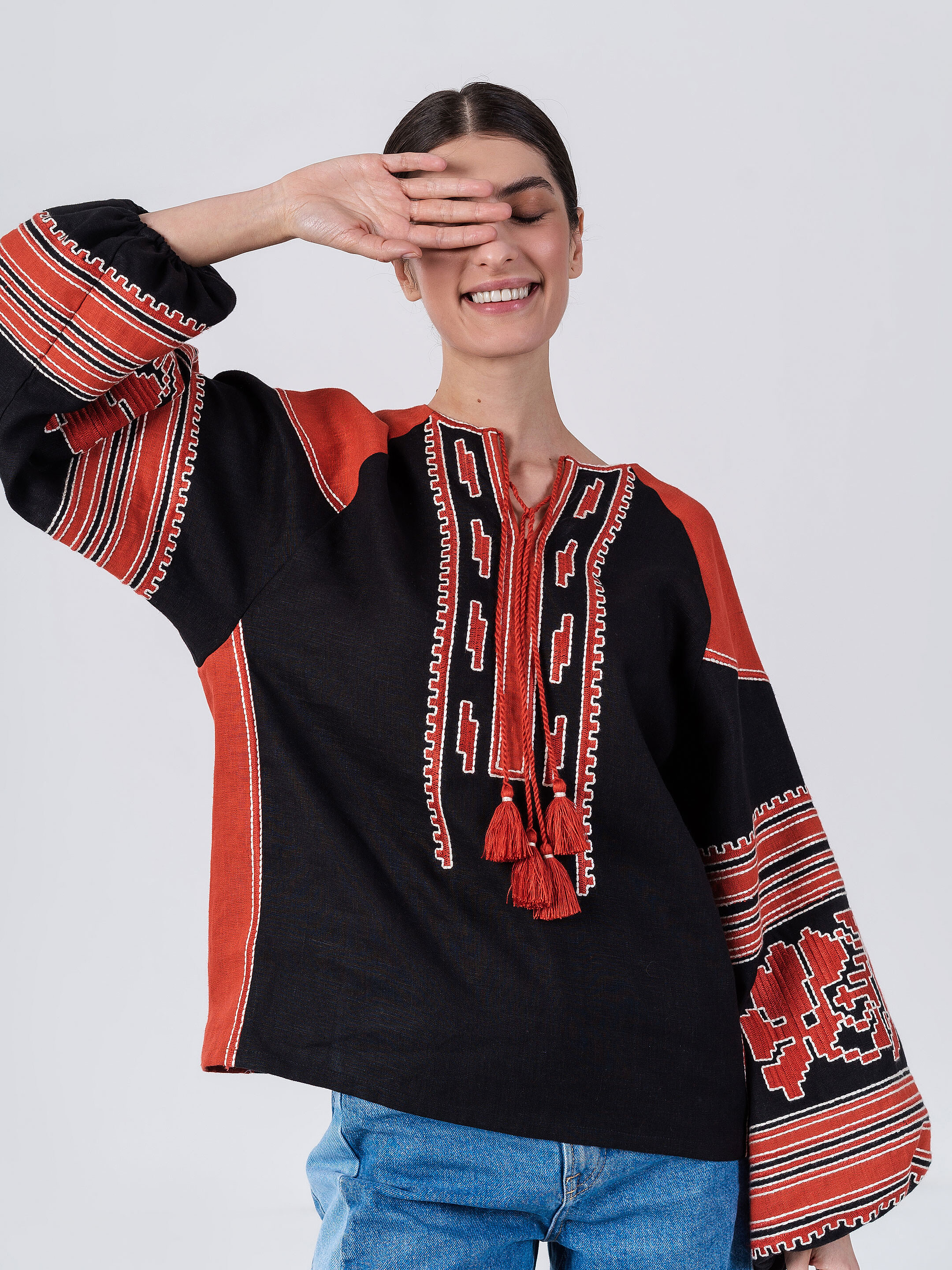 Лляна вишиванка вільного крою «Vintage Red» Купити