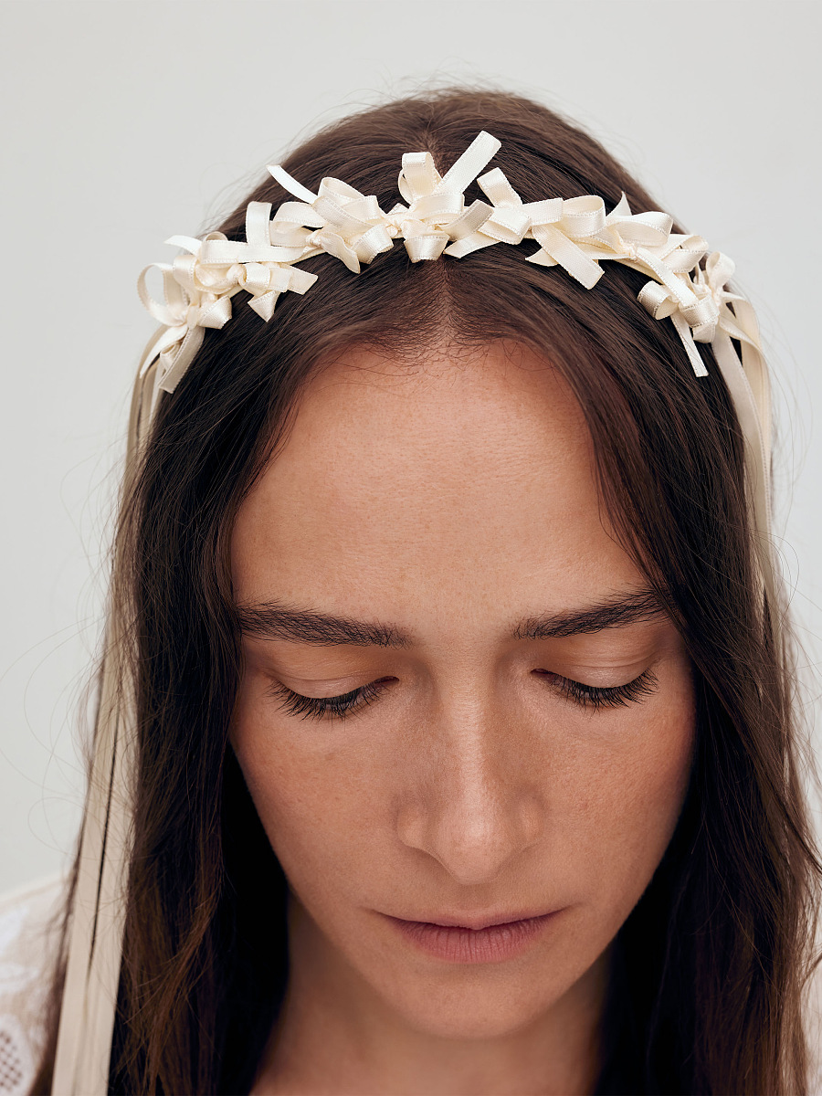 Легкий літній вінок з атласної нитки молочного кольору "Лебідка"  фото