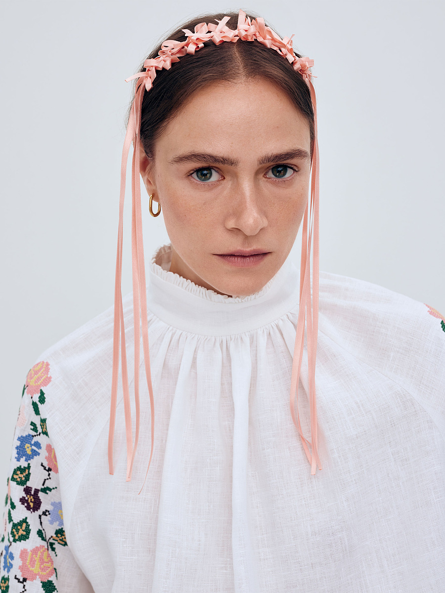 Легкий літній вінок з атласної нитки персикового кольору "Лебідка"  фото