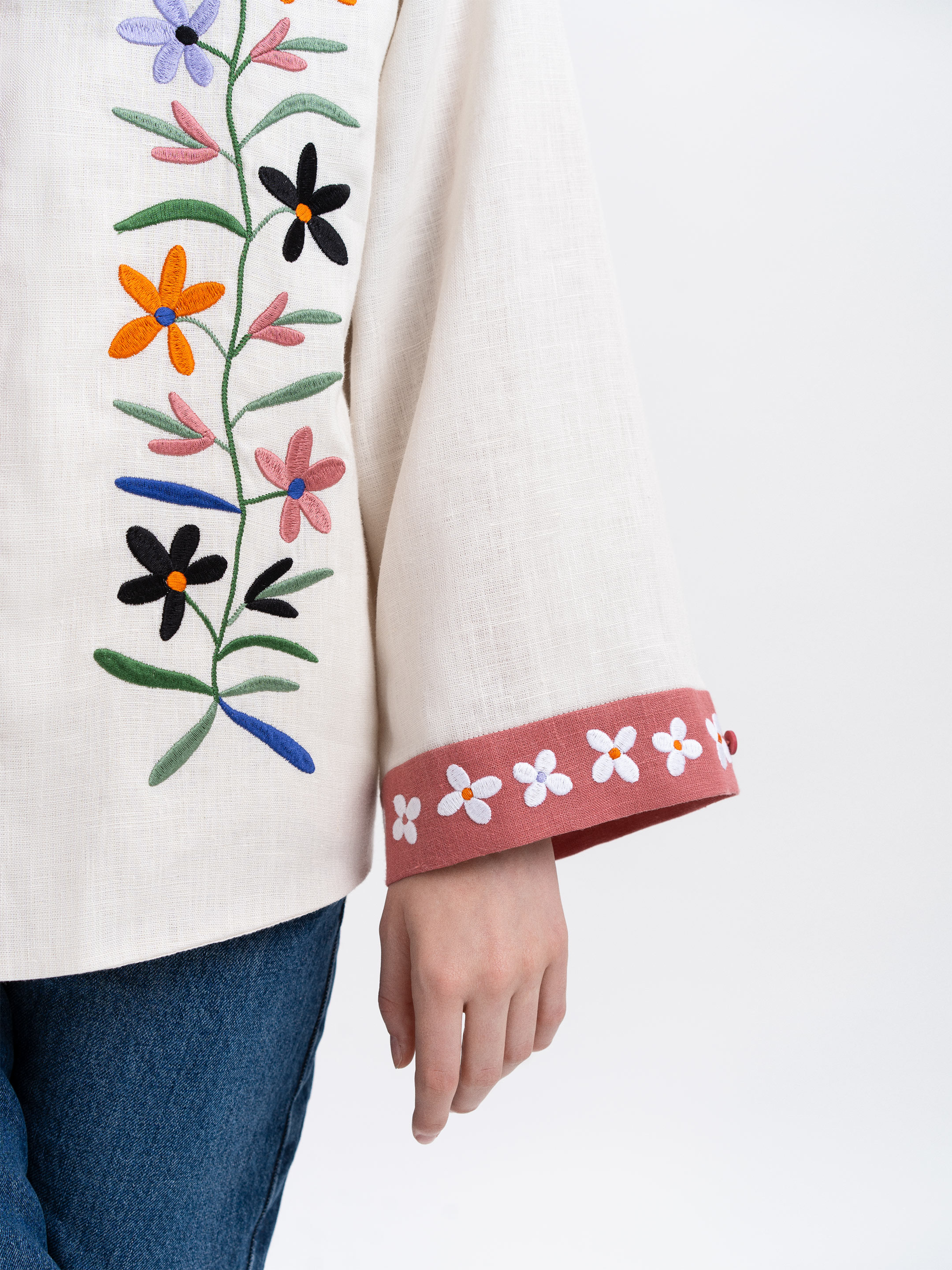 Жіноча сорочка з вишитим рослинним орнаментом «Рута» в Україні