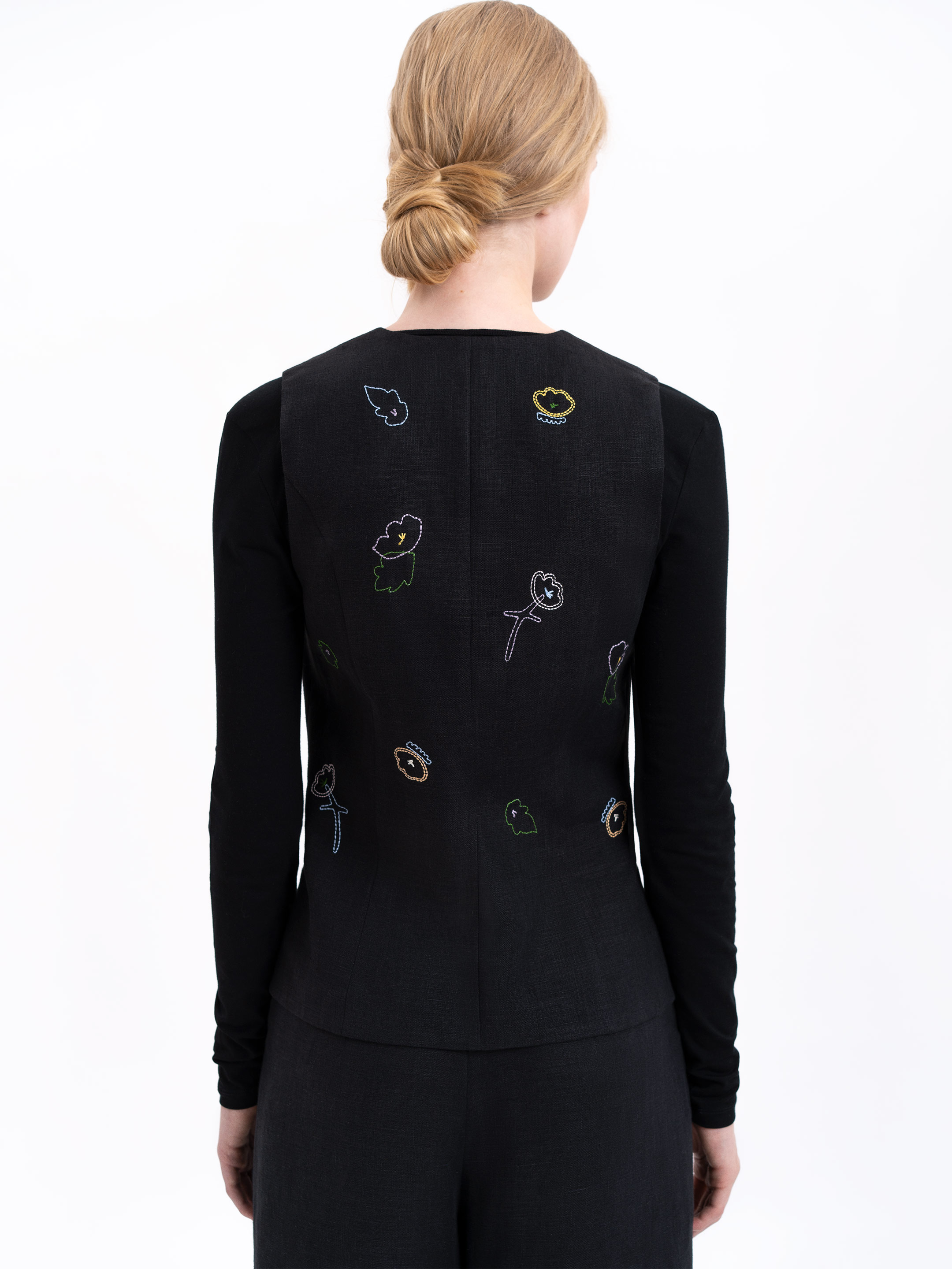 Лляний вишитий жилет чорного кольору "Аґрус" в Україні