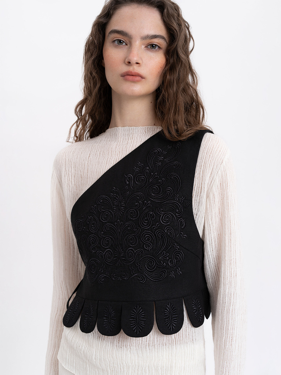 Асиметричний жилет з чорною вишивкою в тон "Осяйна"  фото 5