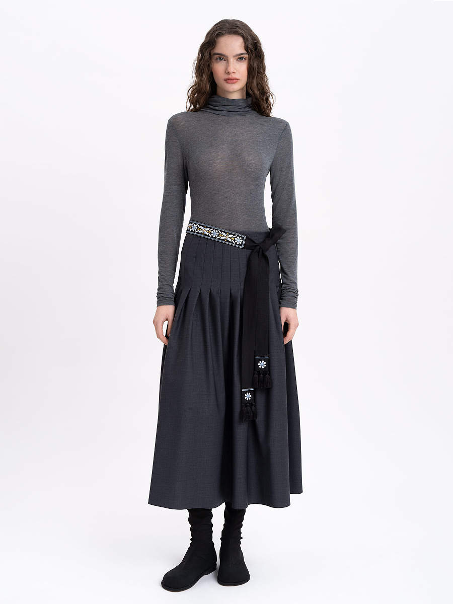 Лляний пасок чорного кольору з блакитною вишивкою "Флора"  фото