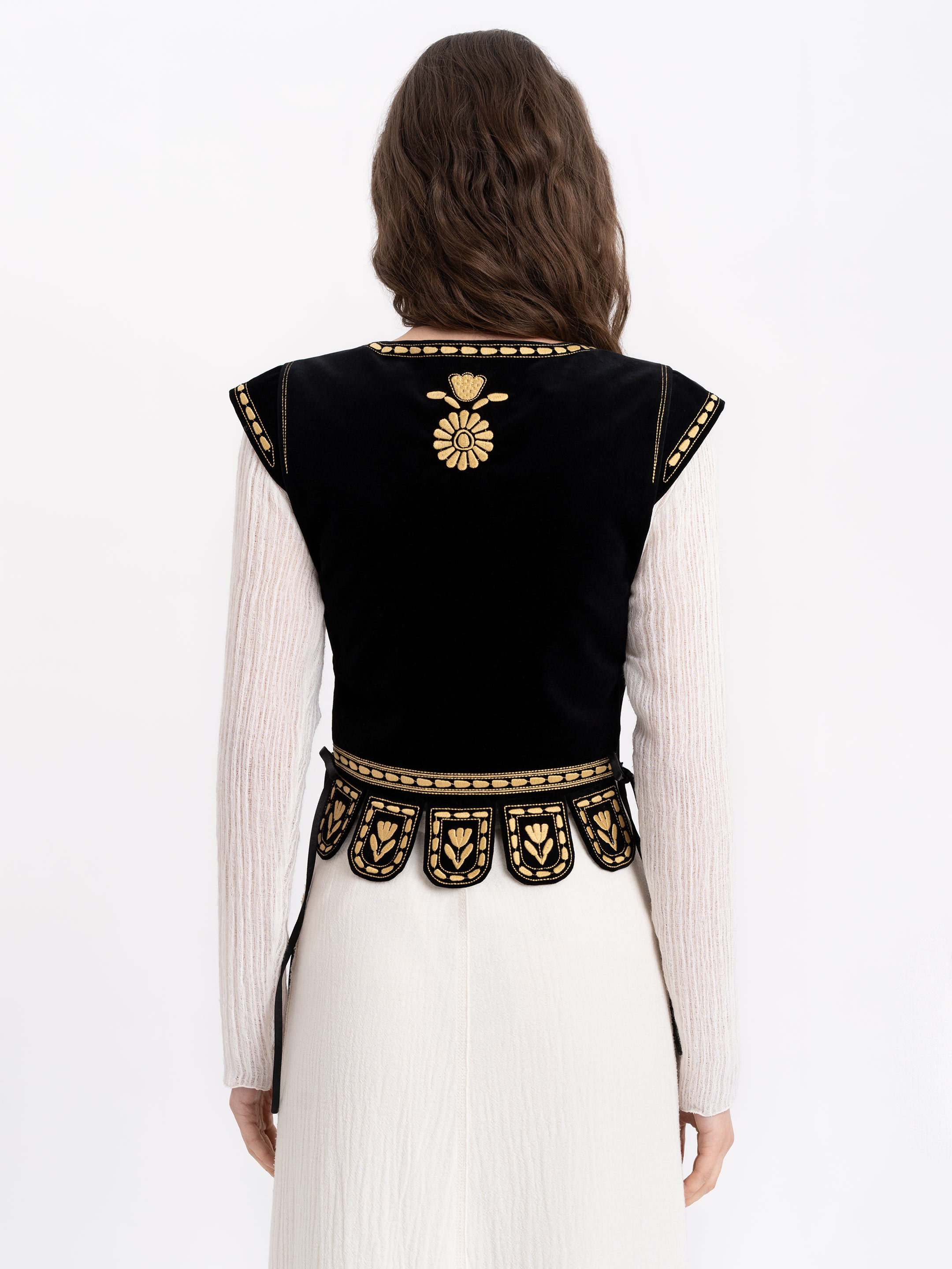 Вишитий жилет чорного кольору "Оксамит" в Україні