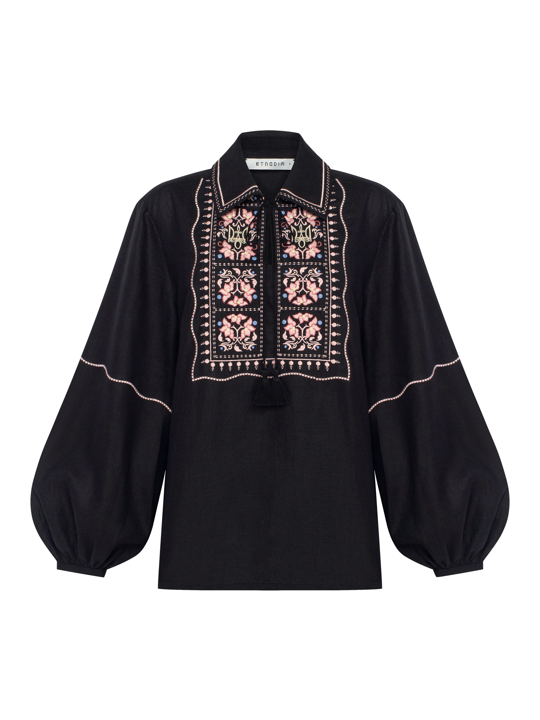 Чорна сорочка з рясною вишивкою "Полиск" примірка